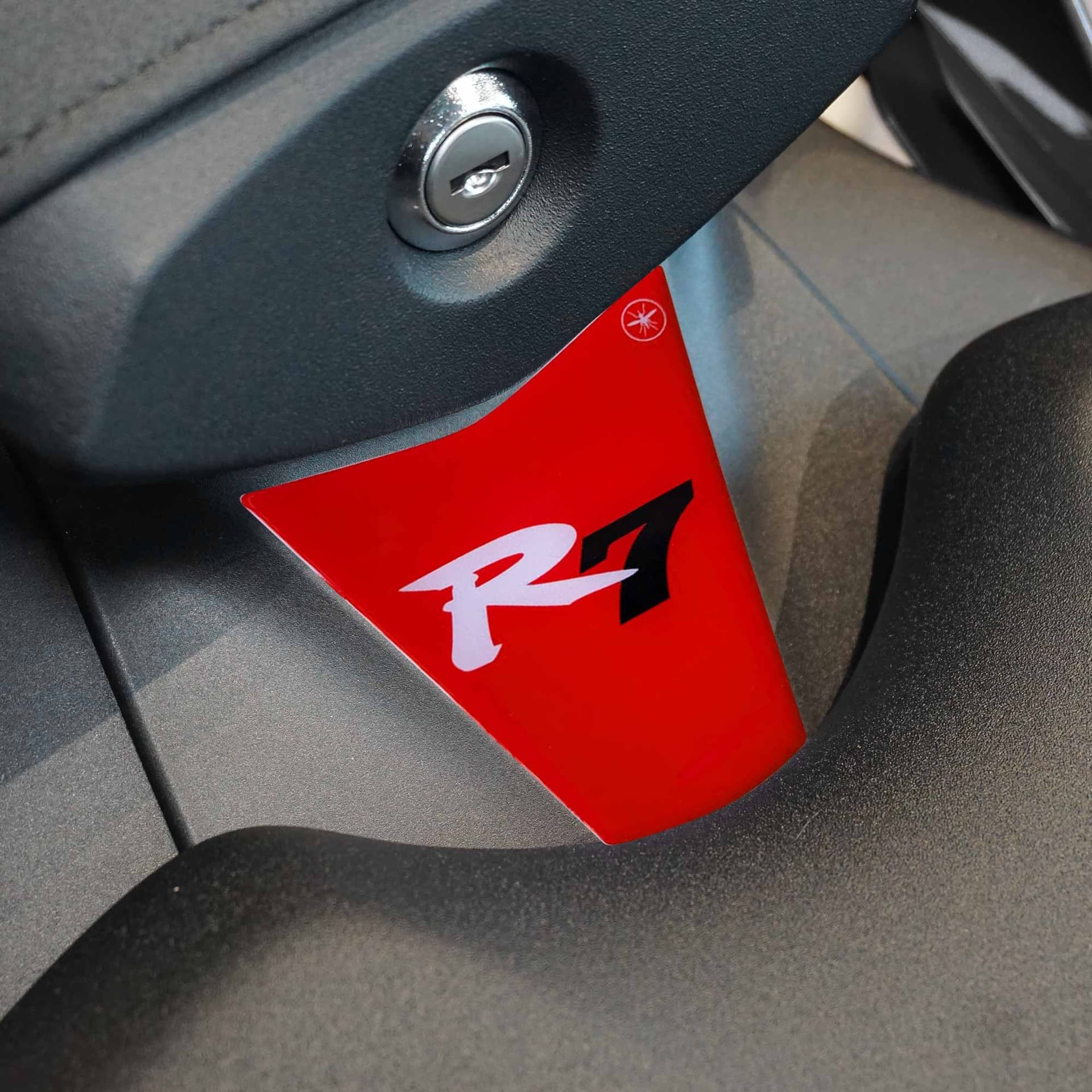 Adesivo 3D Protezione Coda Sella moto compatibile con Yamaha R7 2026 - 21