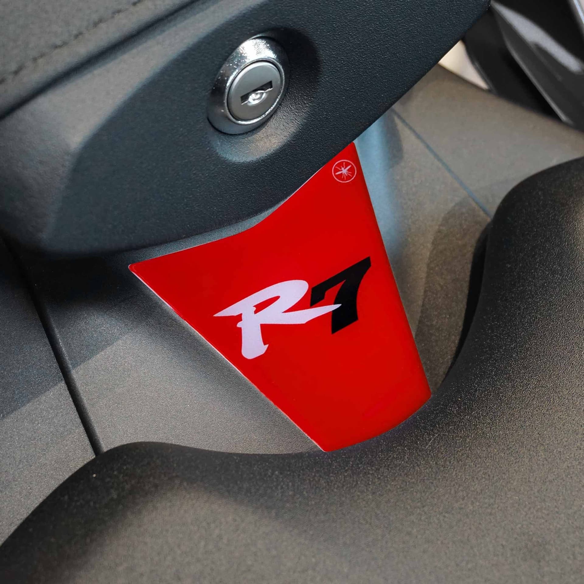 Adesivo 3D Protezione Coda Sella moto compatibile con Yamaha R7 2026 - 13