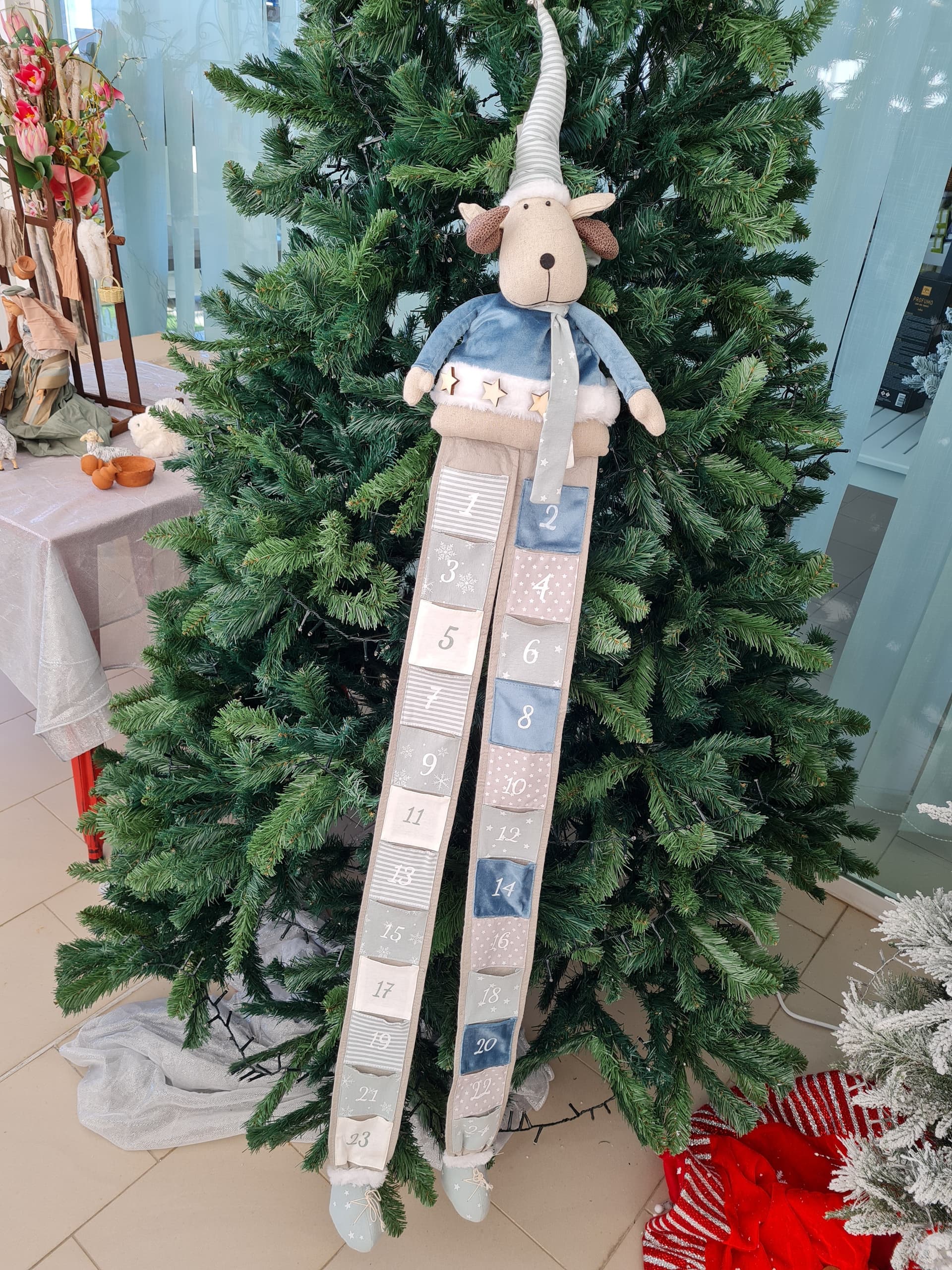 Calendario dell'avvento natalizio "Renna" decorazione in tessuto azzurra h 140 cm - 2