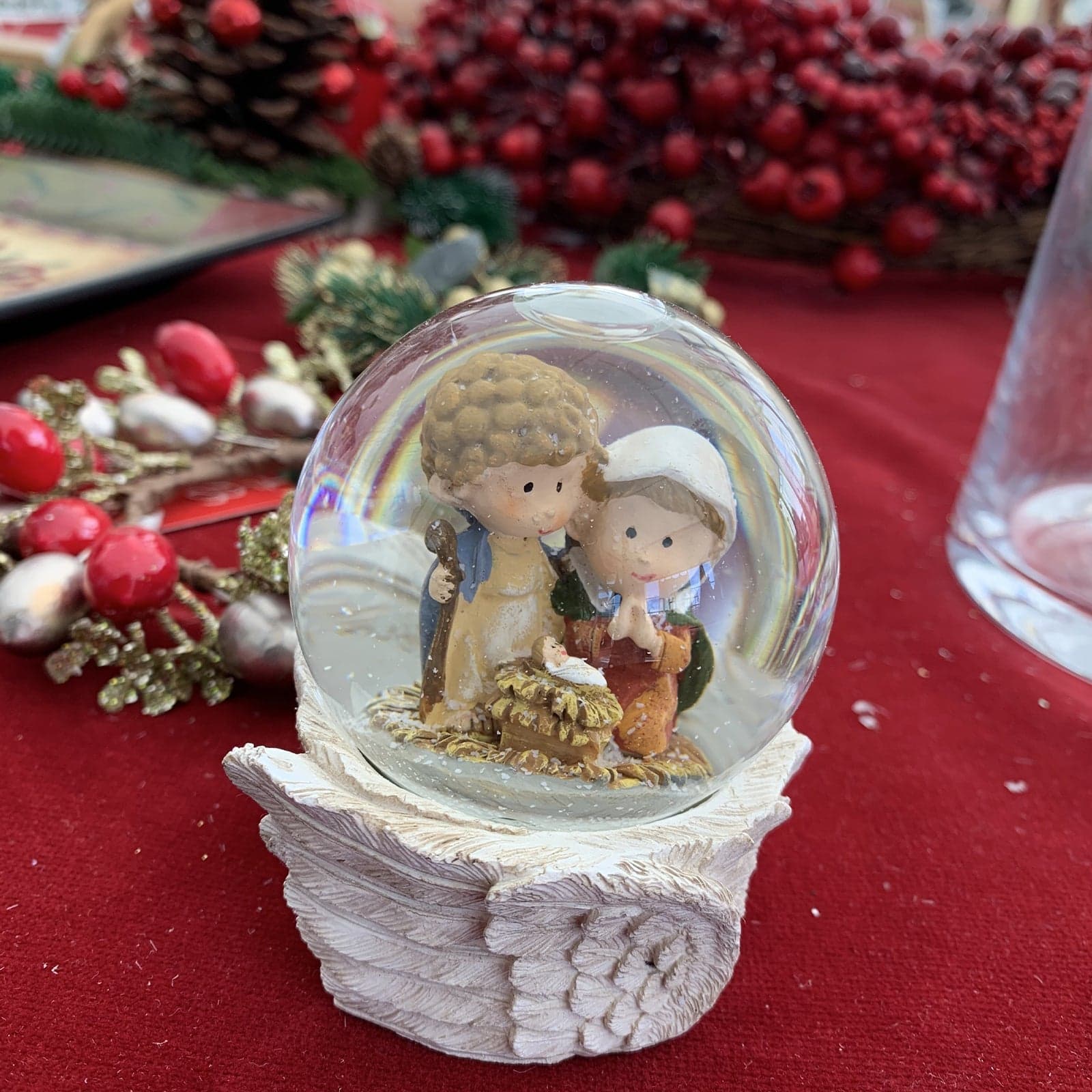 Sfera d'acqua Natività magica di cristallo con neve che cade e piedistallo - 2