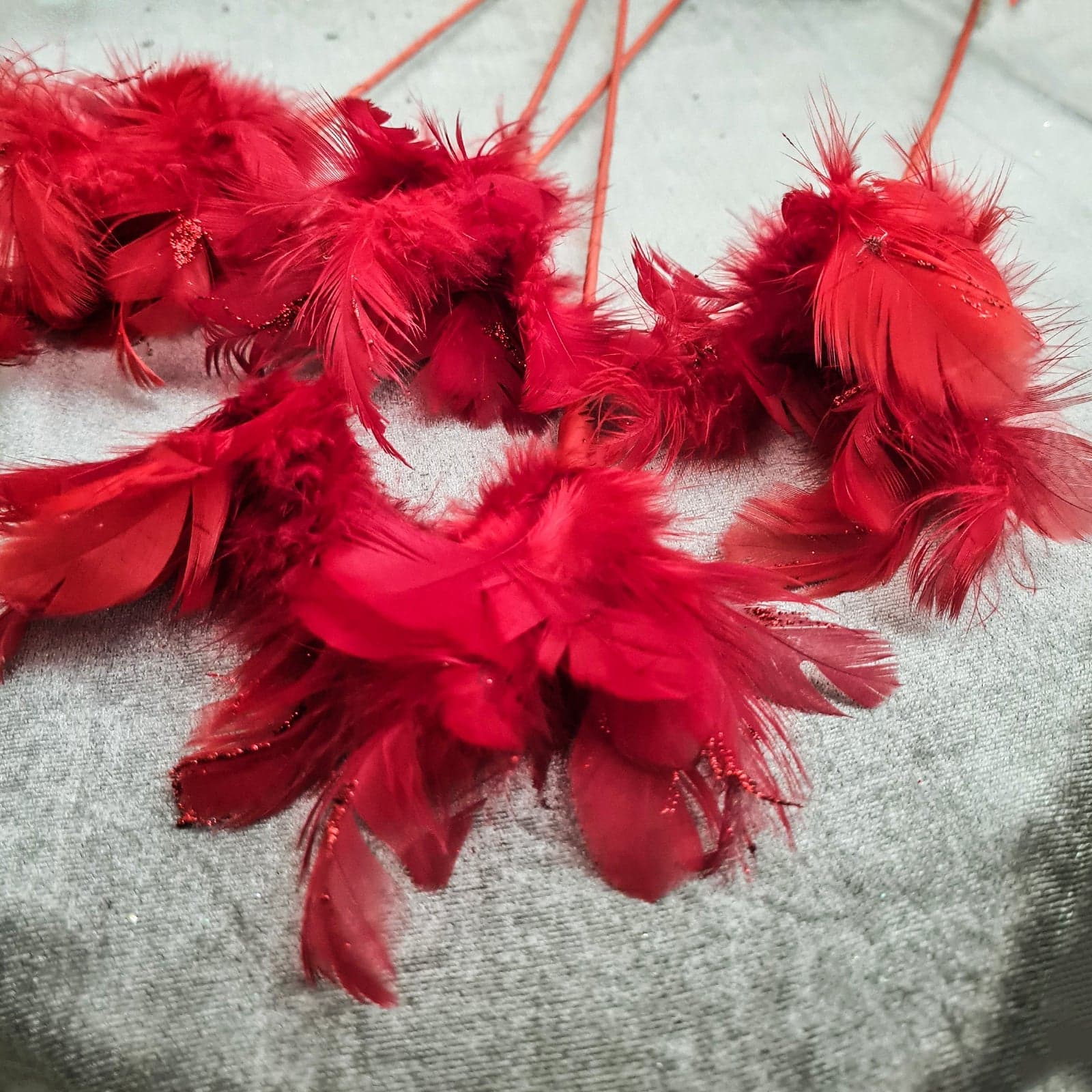 Ramo pennacchio con piume artificiali decorazione natalizia rossa con glitter per interno h 30 cm - 2
