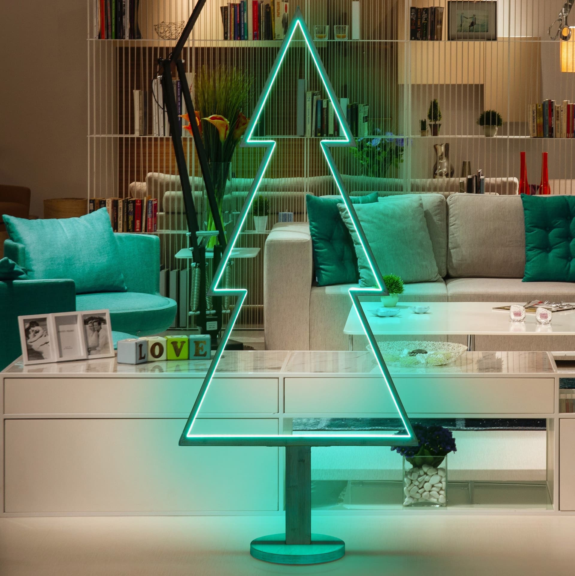 Abete triangolare luminoso con led multicolor e base in legno decorazione natalizia - 2