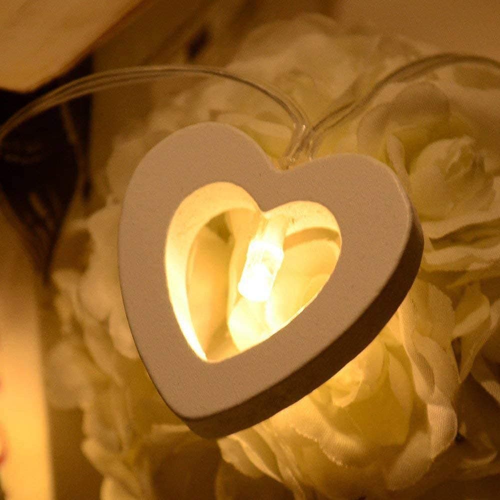 Catena luminosa a Led con 10 cuori in legno bianco per decorazioni natalizie - 4