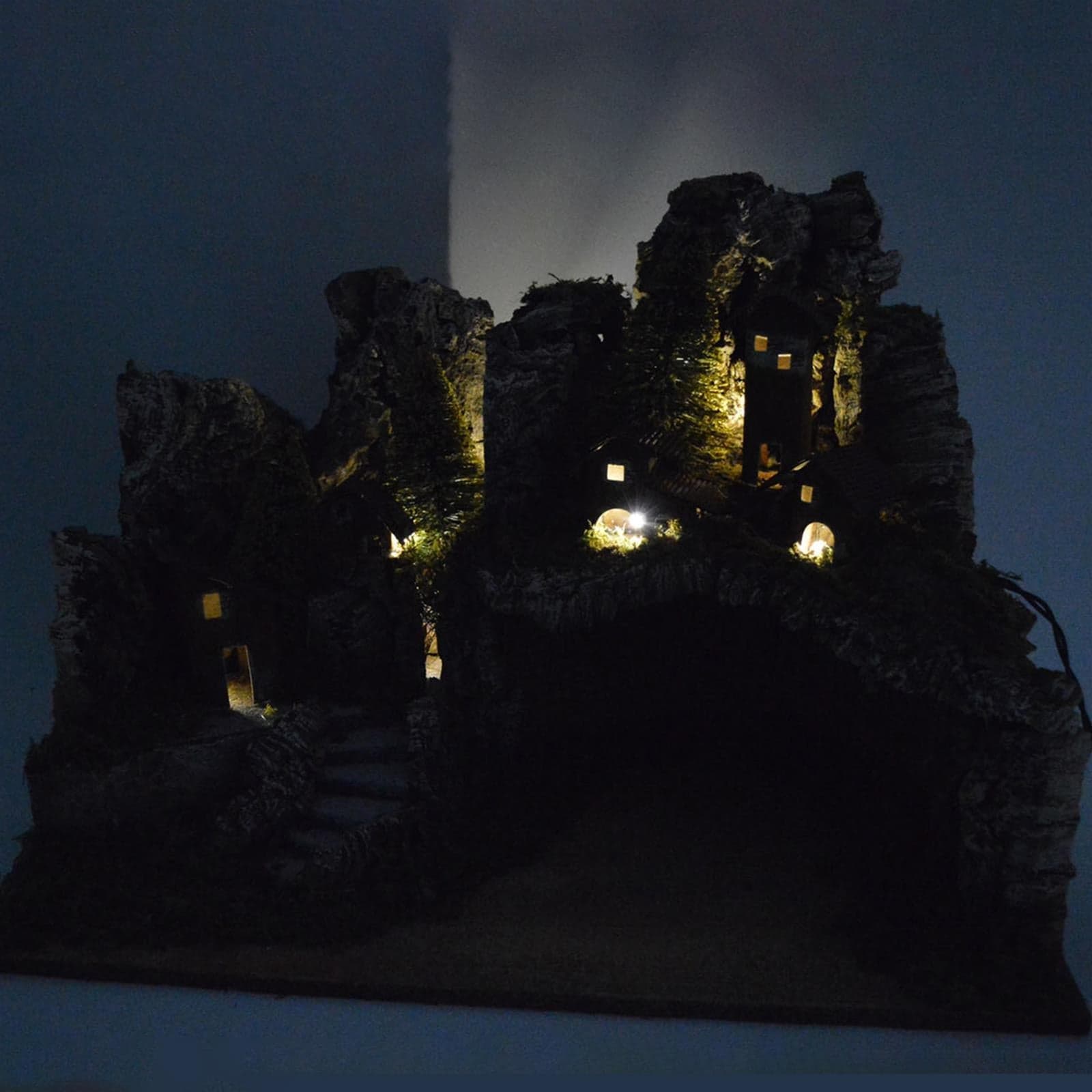 Scenario vuoto per presepe paesaggio con grotta in legno e sughero 40 cm - 2