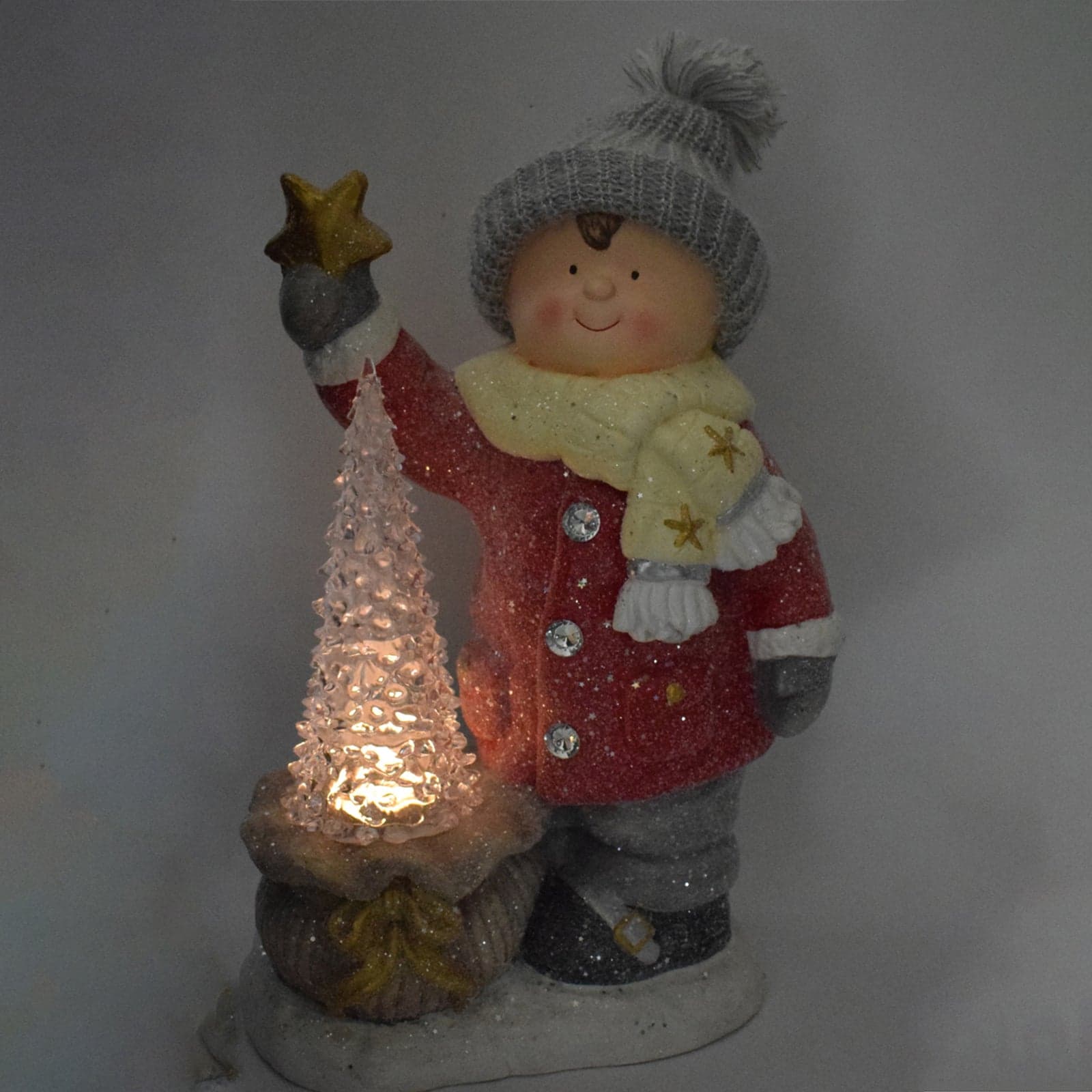 Bimbo con cappello in lana ed albero a led decorazione natalizia in poli-resina h 48 cm - 2