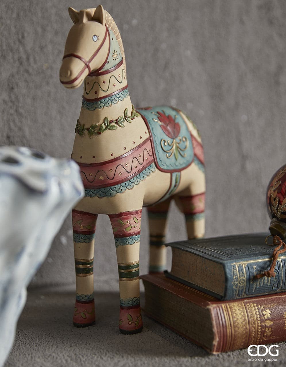 Statuetta "Russia" Cavallo dello schiaccianoci con colori natalizi in poli-resina h 30 cm Storia EDG 2020 - 2