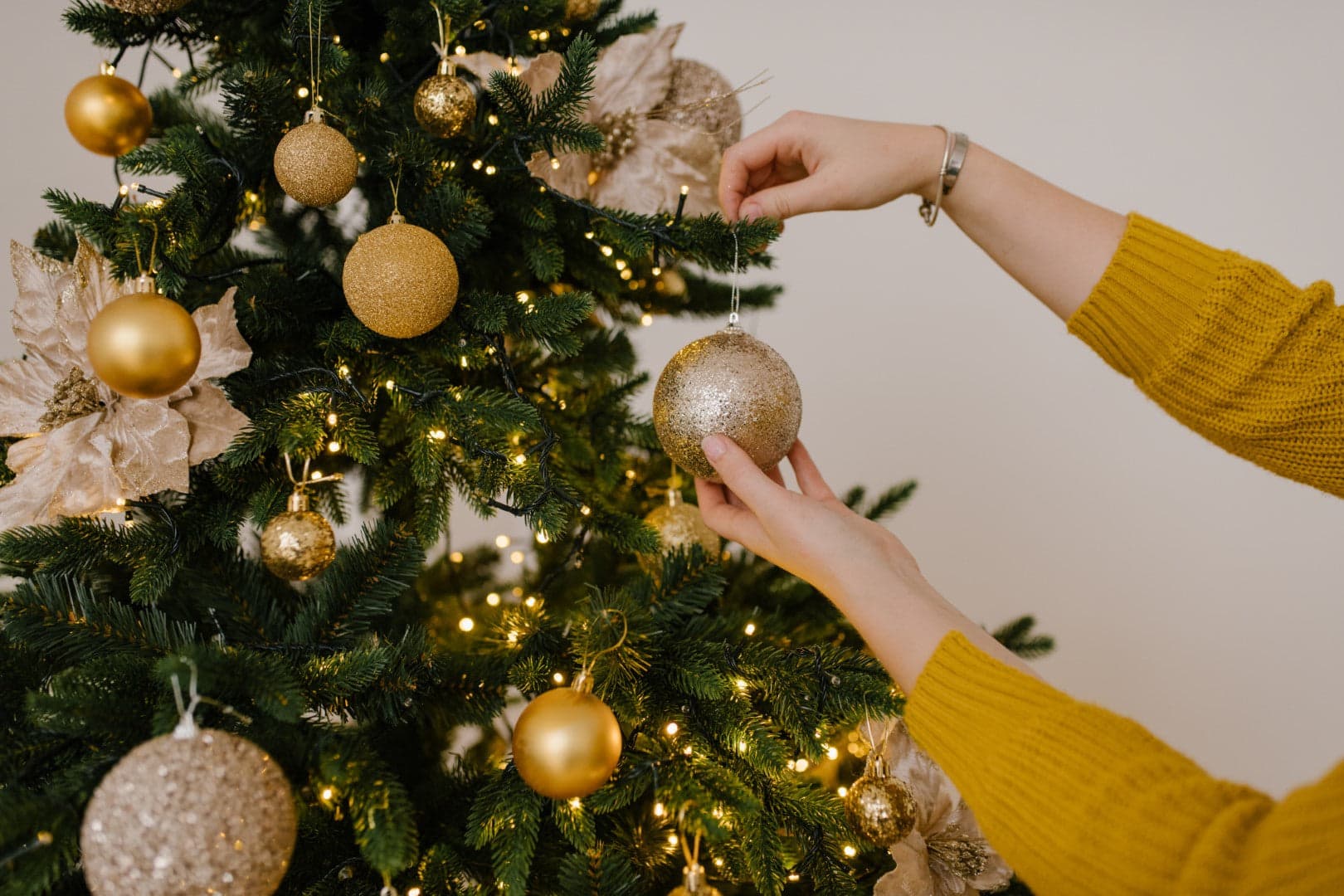 Palline per albero di Natale decorato, in Foam, color Champagne, Glitterate, da Ø 8 cm, 12 pezzi - 5