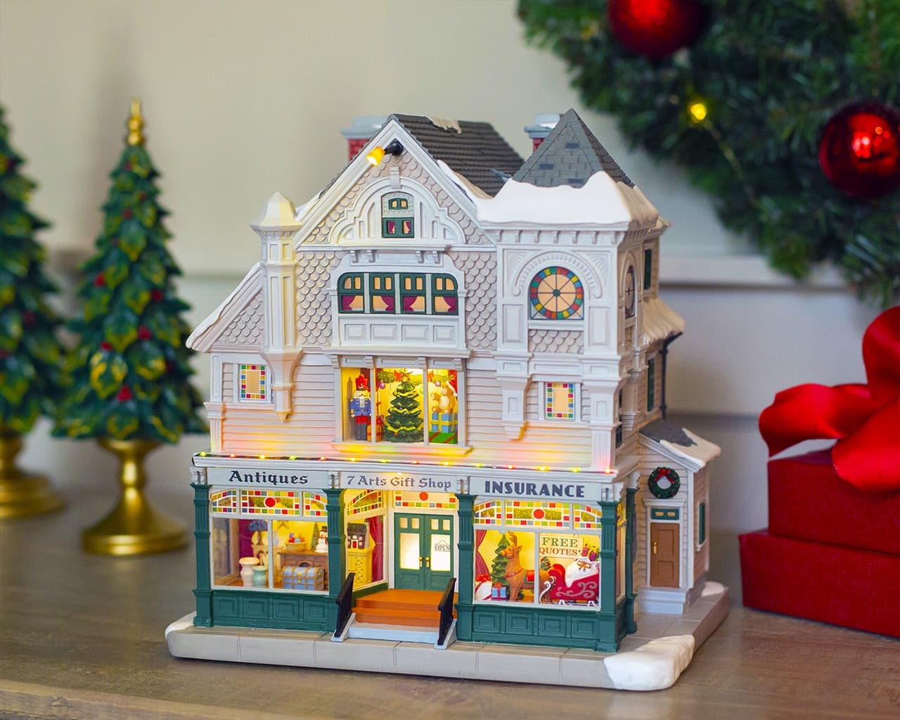 Decorazione "Negozio di articoli da regalo" per Villaggio di Natale e presepe, in Resina da h 17,8 cm - 2