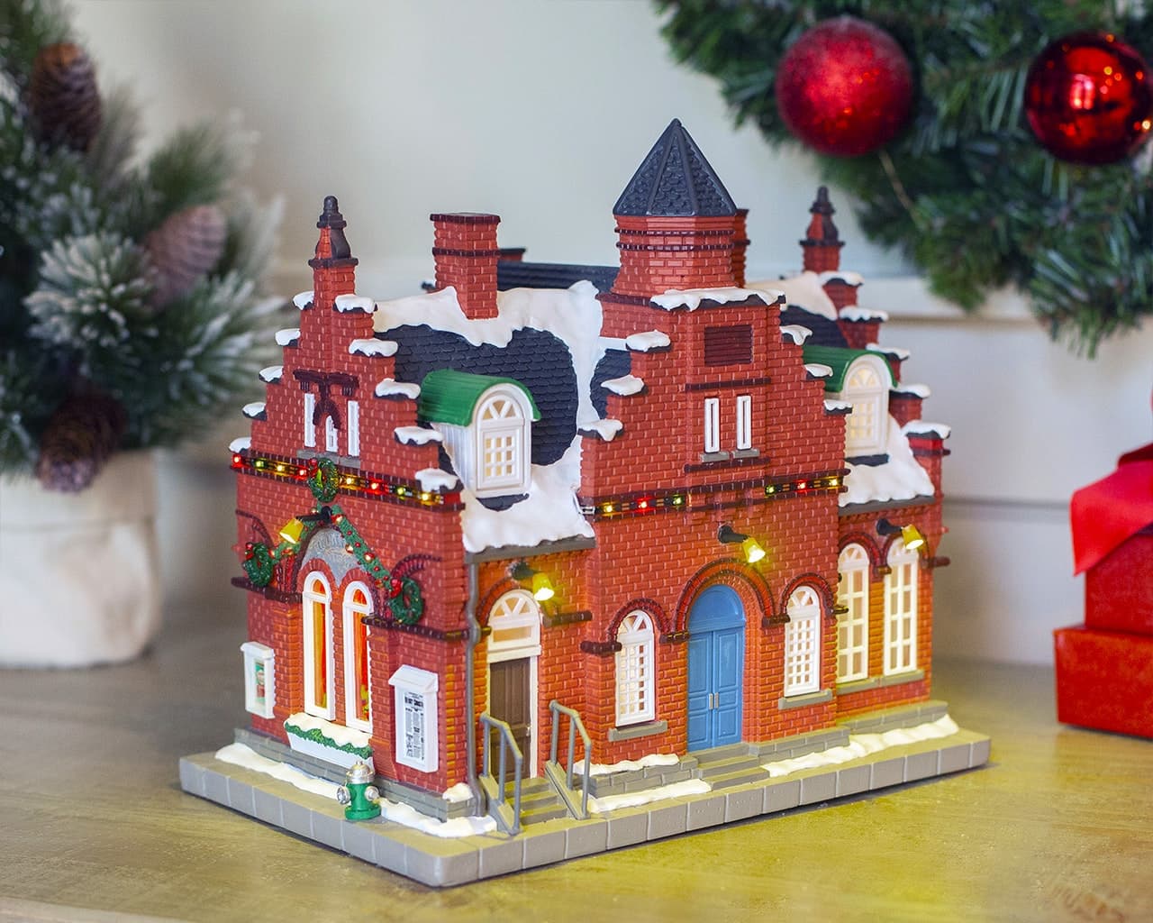 Decorazione "Uffici della città 1884" per Villaggio di Natale e presepe, in Resina da h 16,8 cm - 2
