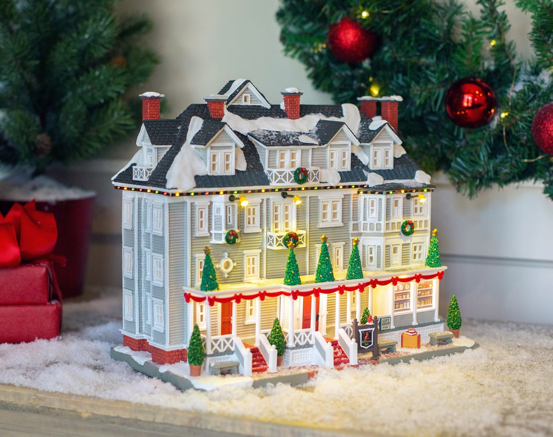 Decorazione "Red Lion Inn" per Villaggio di Natale e presepe, in Resina da h 18 cm - 2
