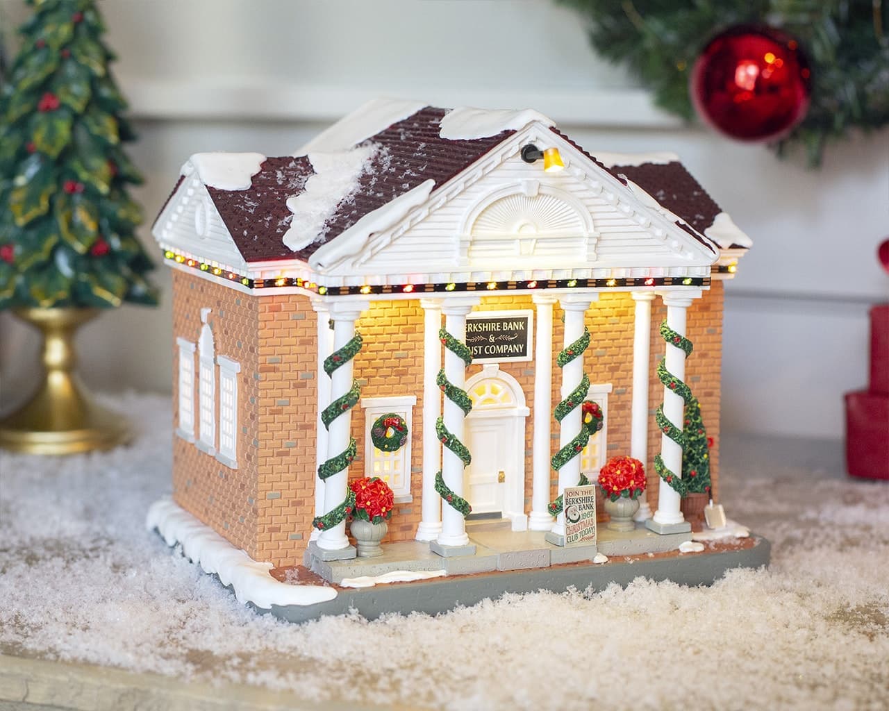 Decorazione "Berkshire Bank & Trust Company" per Villaggio di Natale e presepe, in Resina da h 15,4 cm - 2