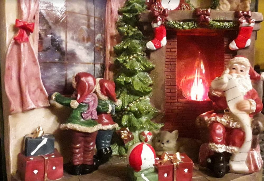 Scena Babbo Natale con camino decorazione per presepe e villaggio natalizio - 5