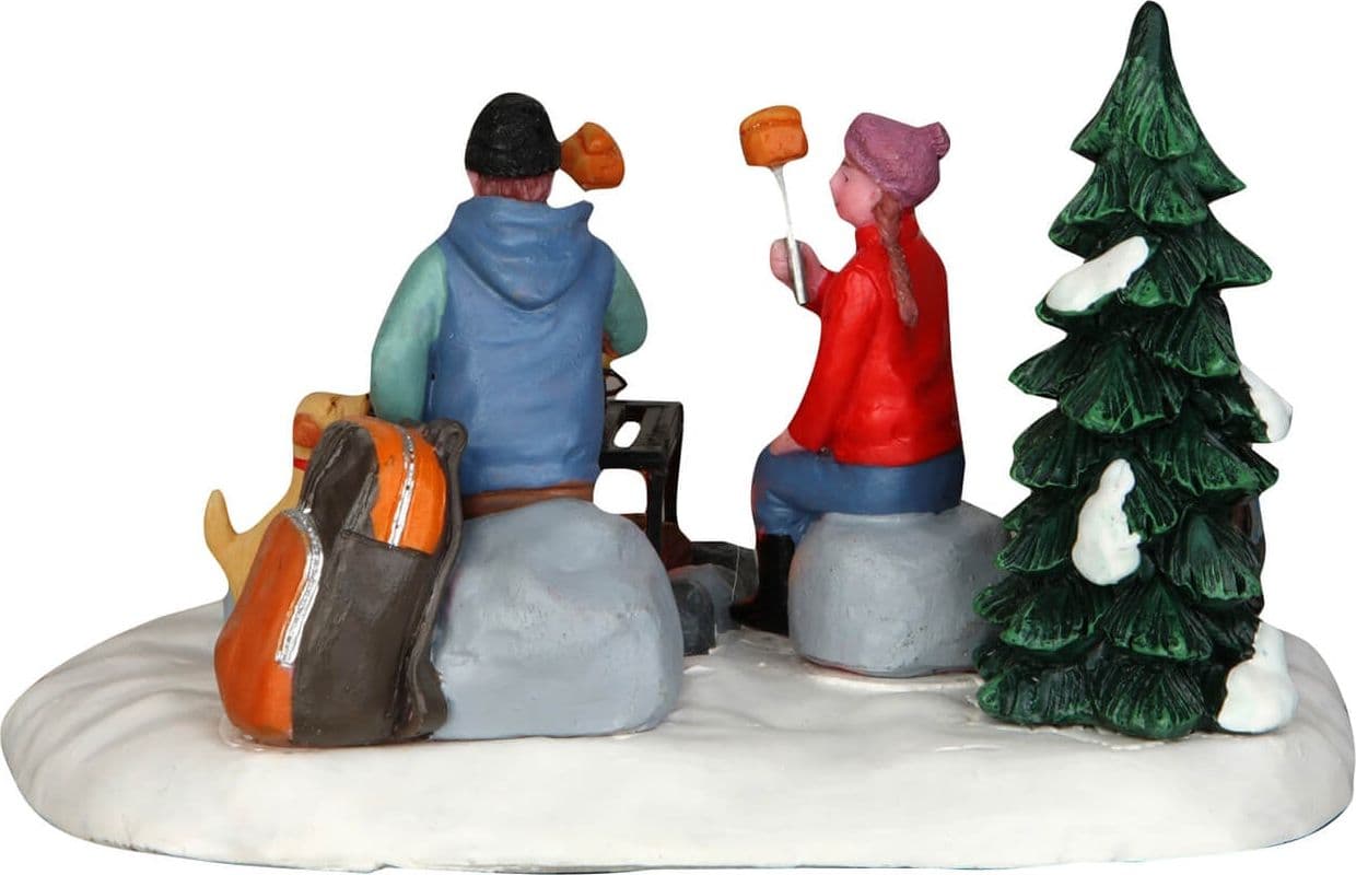Falò nel bosco innevato con personaggi in poliresina per villaggio di Natale - 3