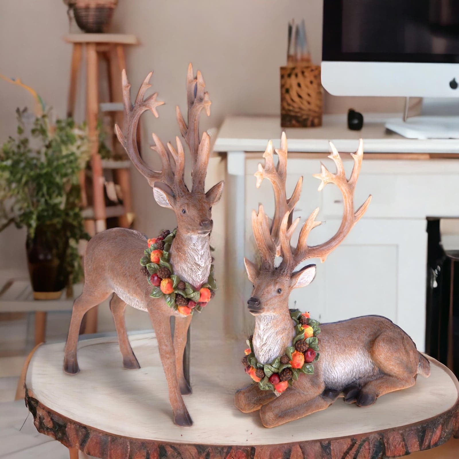 Renna in resina seduta con ghirlanda di frutta h 23 cm per decorazioni natalizie - 4