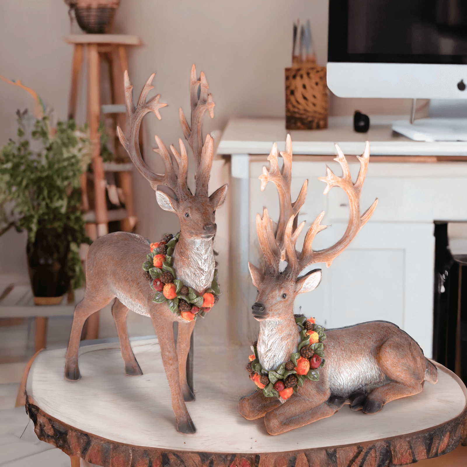 Renna in resina seduta con ghirlanda di frutta h 23 cm per decorazioni natalizie - 4