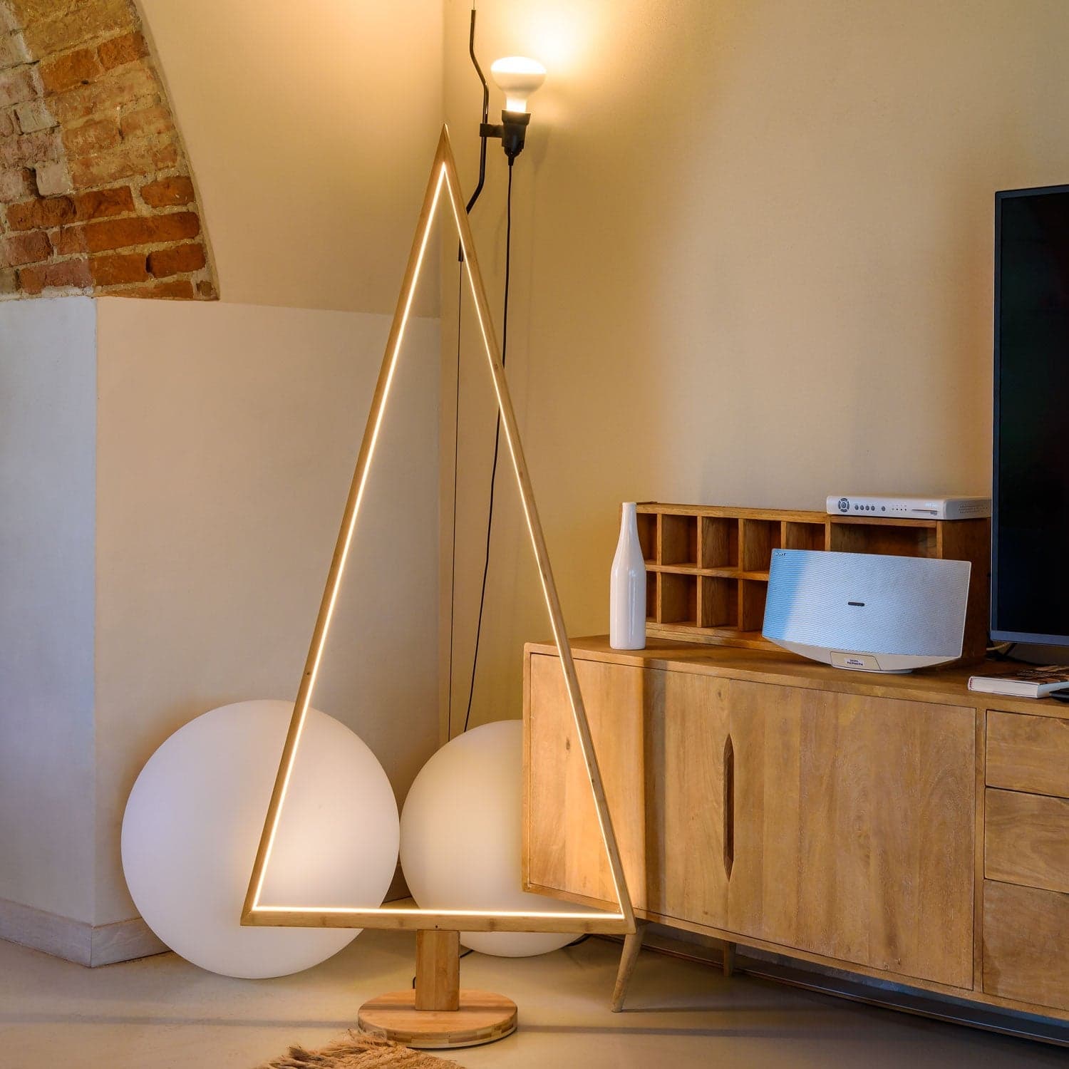 Albero triangolare luminoso con led bianco caldo e base in legno - 15