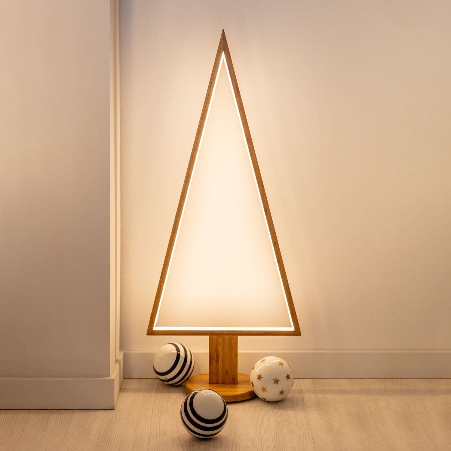 Albero triangolare luminoso con led bianco caldo e base in legno - 3