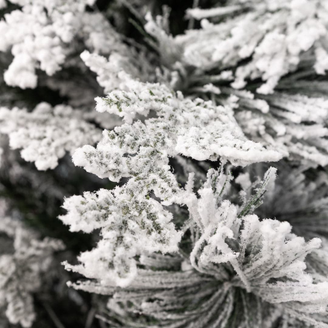 Albero di natale innevato con Pigne "Crans Montana" in  PE Effetto Real Touch + PP Effetto Aghi di Pino - 2