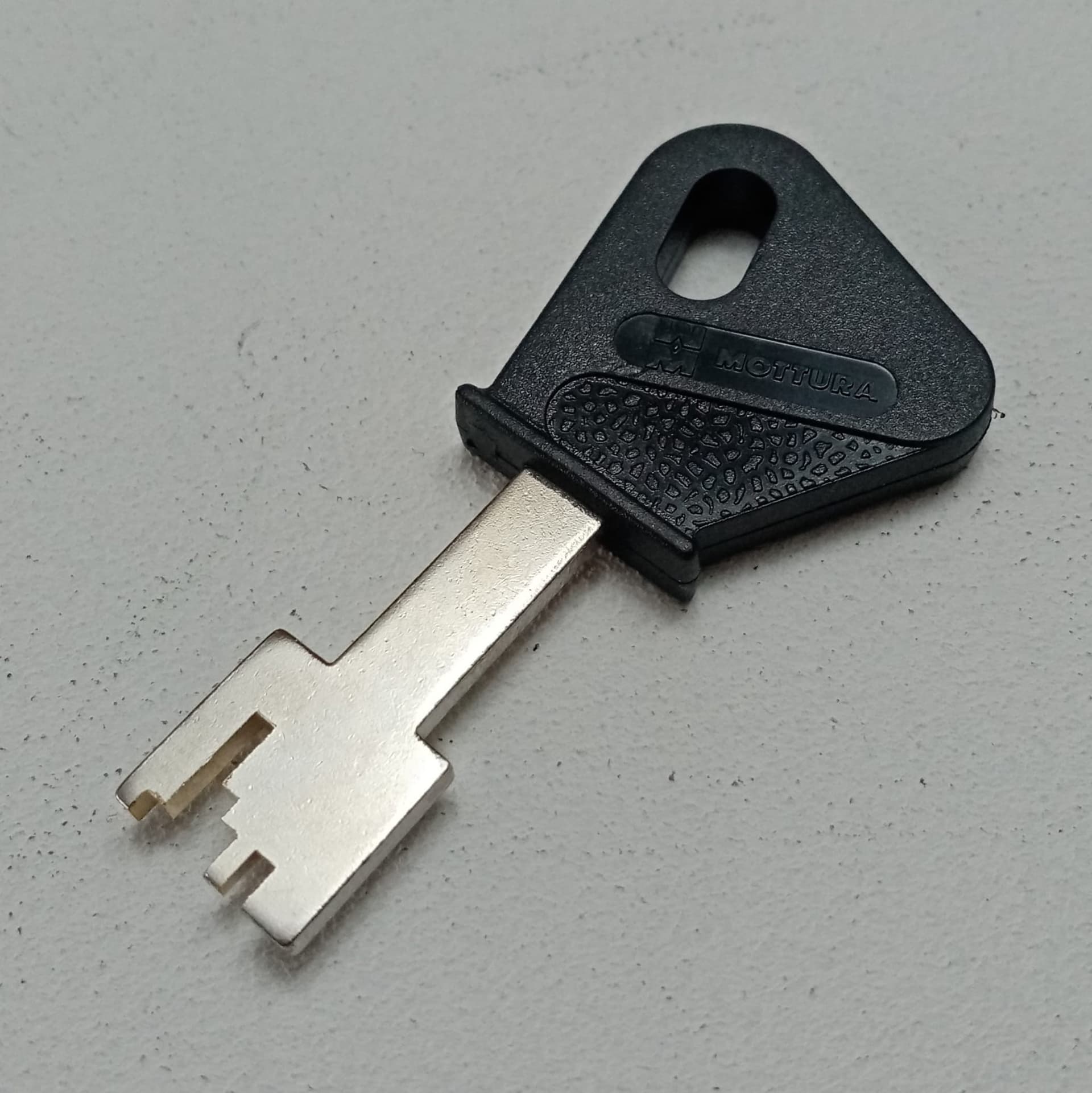 Mottura serratura ad applicare sinistra da 60mm senza scrocco per porte legno e ferro - 6