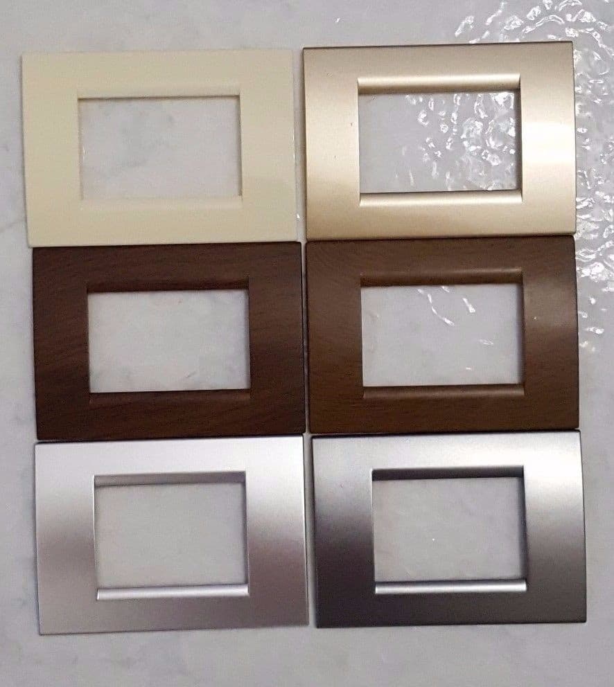 PLACCA PLACCHE PLACCHETE COMPATIBILI LIVING LIGHT IN ABS 3 4 7 POSTI COLORATE - 2