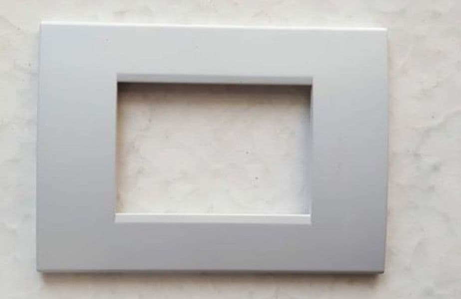 PLACCA PLACCHE PLACCHETE COMPATIBILI LIVING LIGHT IN ABS 3 4 7 POSTI COLORATE - 24