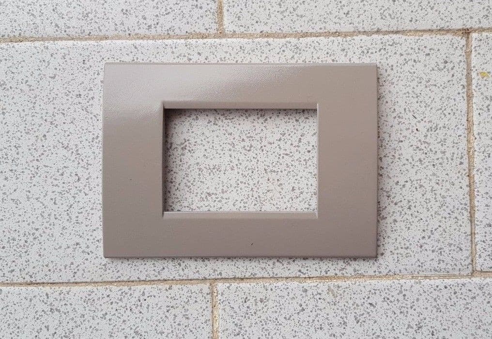 PLACCA PLACCHE PLACCHETE COMPATIBILI LIVING LIGHT IN ABS 3 4 7 POSTI COLORATE - 33