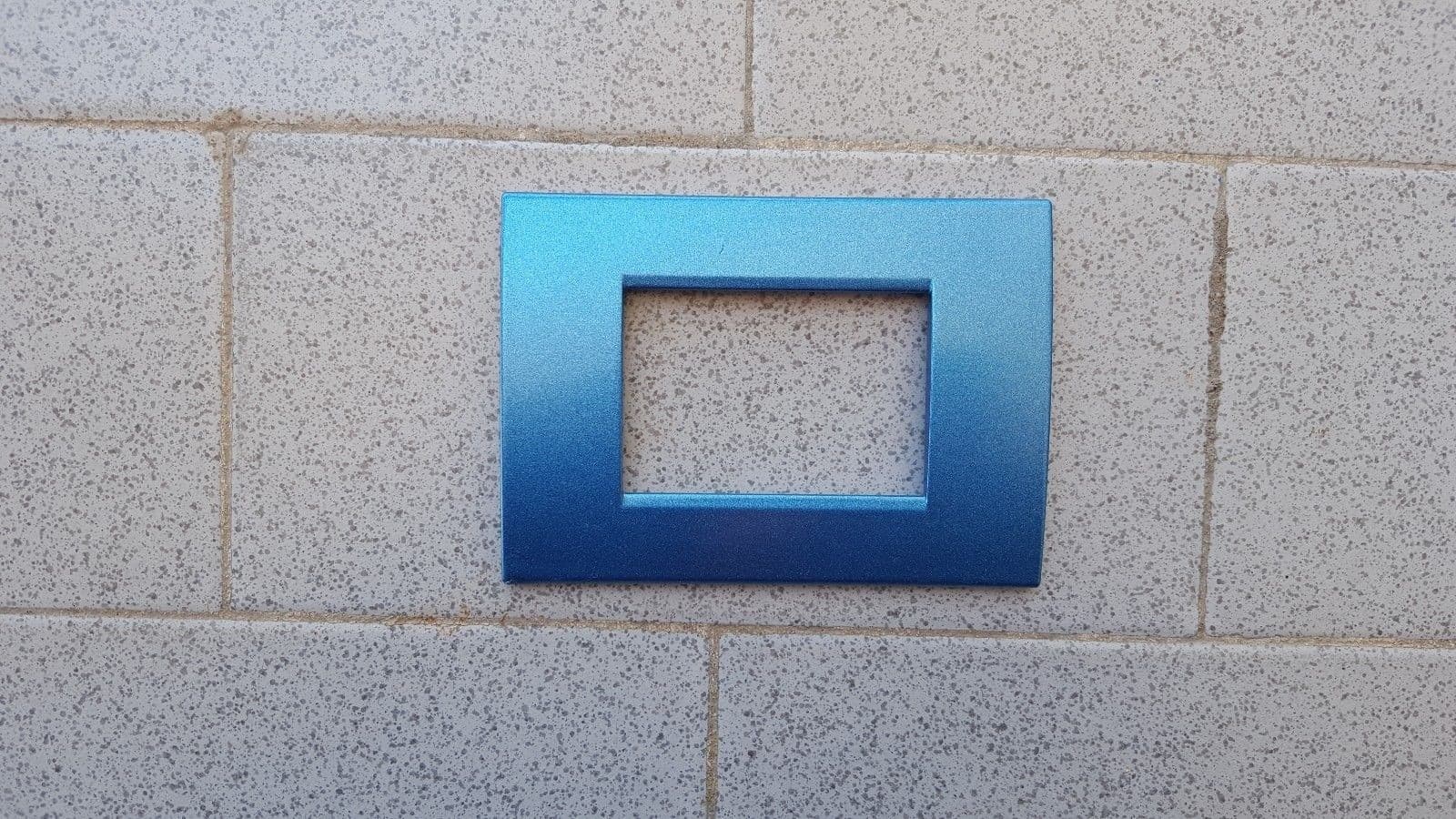 PLACCA PLACCHE PLACCHETE COMPATIBILI LIVING LIGHT IN ABS 3 4 7 POSTI COLORATE - 39