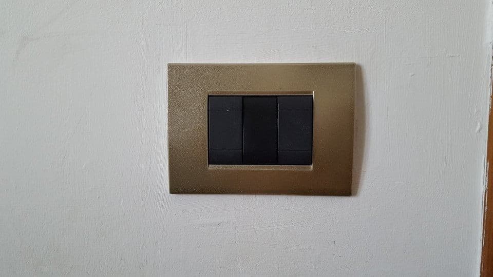 PLACCA PLACCHE PLACCHETE COMPATIBILI LIVING LIGHT IN ABS 3 4 7 POSTI COLORATE - 44