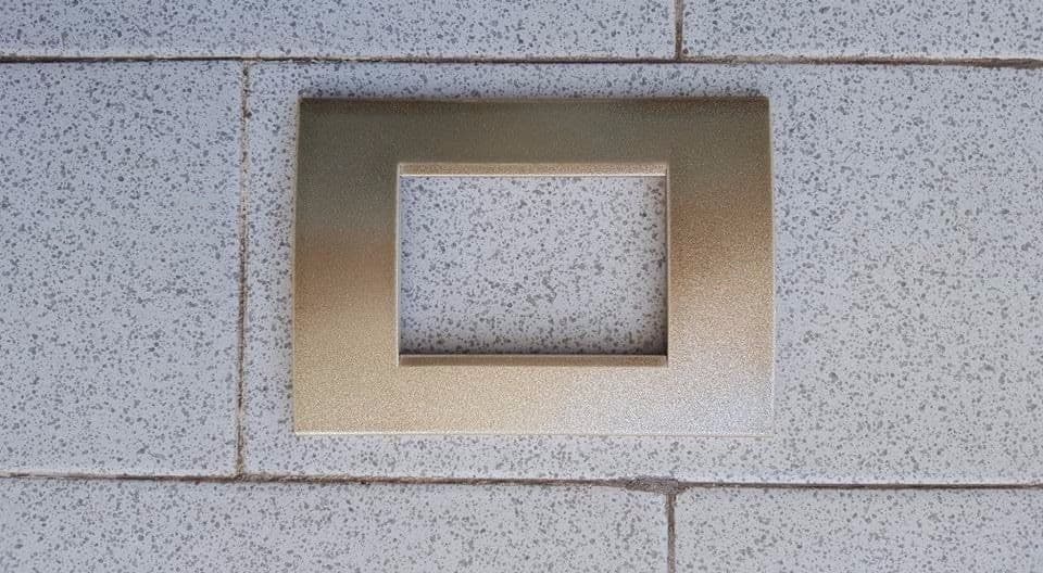 PLACCA PLACCHE PLACCHETE COMPATIBILI LIVING LIGHT IN ABS 3 4 7 POSTI COLORATE - 45