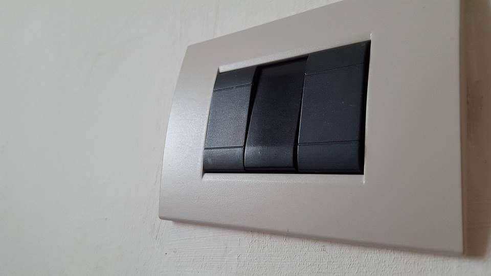 PLACCA PLACCHE PLACCHETE COMPATIBILI LIVING LIGHT IN ABS 3 4 7 POSTI COLORATE - 46