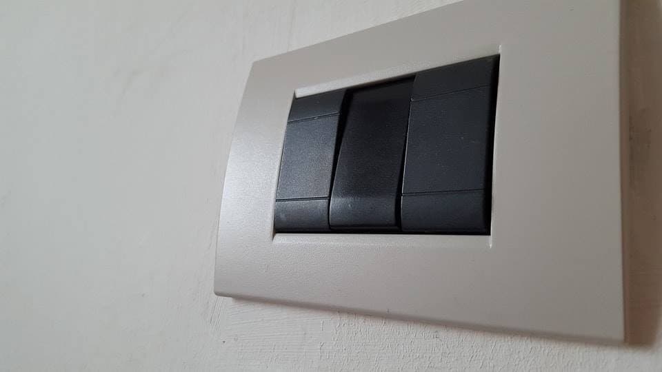 PLACCA PLACCHE PLACCHETE COMPATIBILI LIVING LIGHT IN ABS 3 4 7 POSTI COLORATE - 46