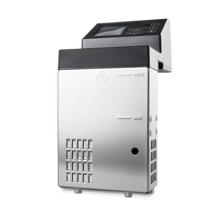 Maxima Universal Pro 09500600 Circolatore Sous Vide Professionale da 1500 W per Contenitori fino a 30 L, Pompa da 8 L/min, Temperatura Massima 99 °C con Precisione 0,1 °C, Display LCD Touch, Protezione Termica, EAN 8719632121589
