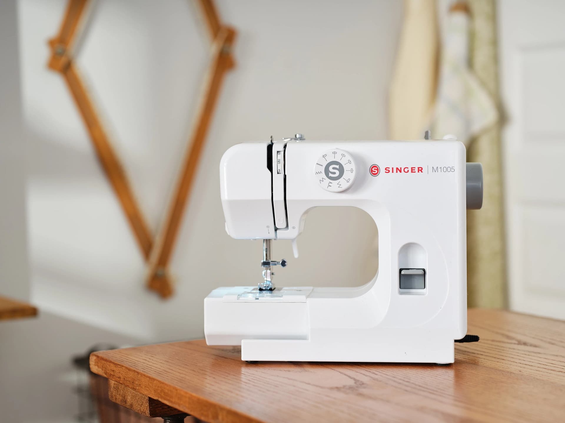 Singer M1005 Macchina da Cucire Semiautomatica Bianca a Braccio Libero, 4 Punti Base in 11 Opzioni, Cucitura Retromarcia, Luce LED, Protezione Dita e Pedale Inclusi, Dimensioni 29 x 13 x 24 cm, Peso 2,5 kg - 4