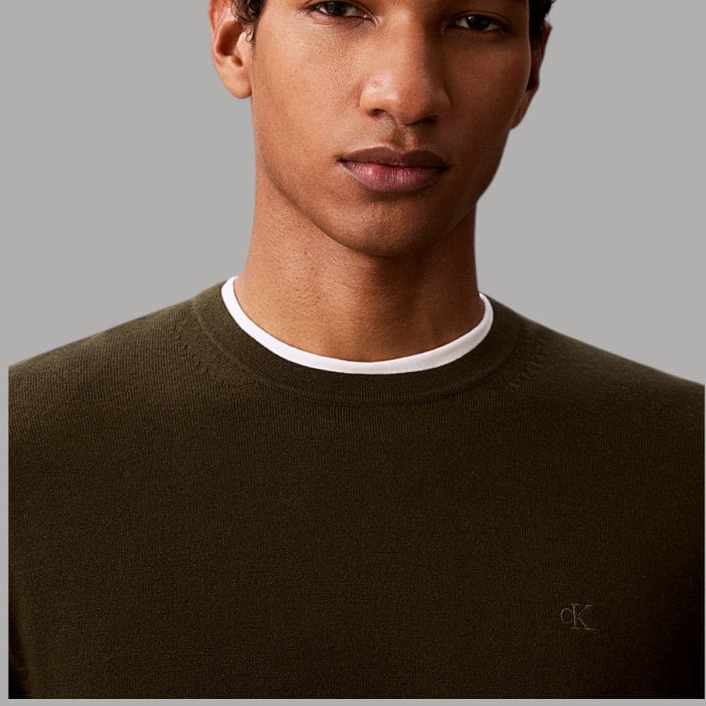 Maglione Calvin Klein in lana merino con ricamo tono su tono - 2