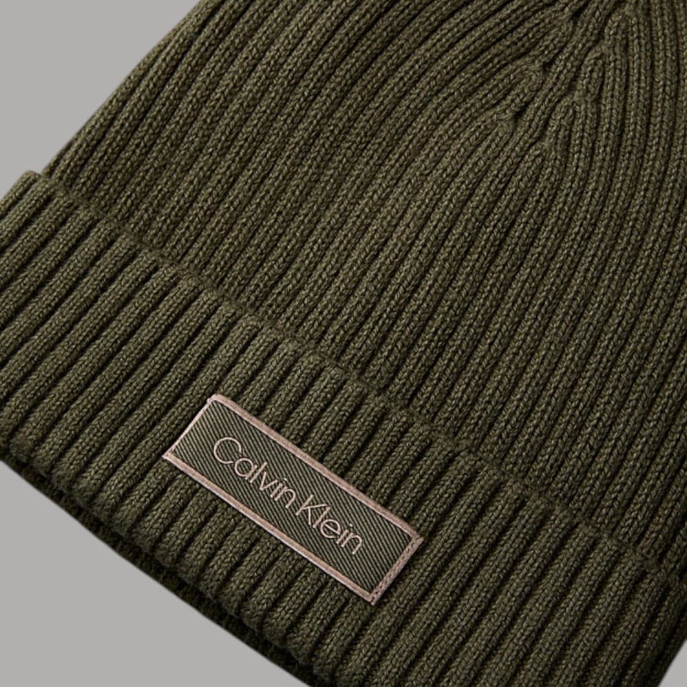Berretto Calvin Klein con logo su risvolto in maglia a costine - 3