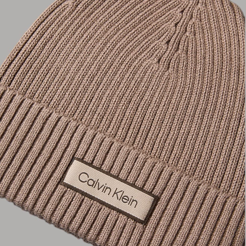 Berretto Calvin Klein con logo su risvolto in maglia a costine - 6