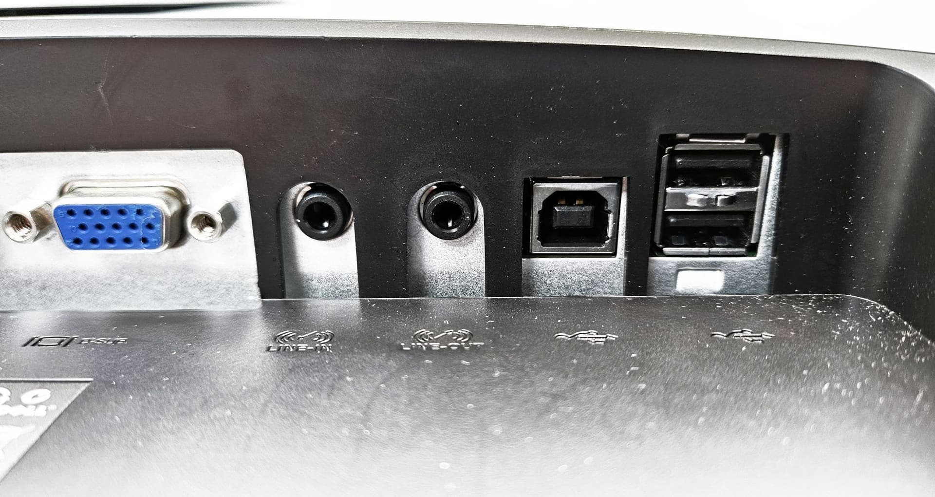 Monitor DELL SP2309Wc 23" Risoluzione 2048x1152 HDMI DVI VGA HUB USB con Webcam Grado B schermo Graffiato - Ricondizionato - 6