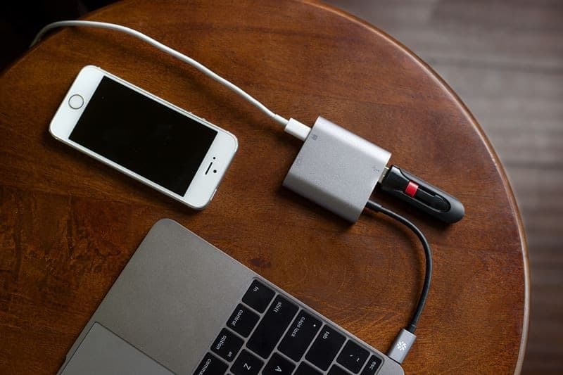 Kanex USB-C VGA Adapter with Power Delivery - USB 1,5 A, USB-C Power Delivery 60 W + VGA Full HD (Anodized Aluminum) - 10