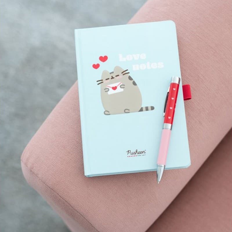 Pusheen - Quaderno + penna torcia della collezione Purrfect Love - 13