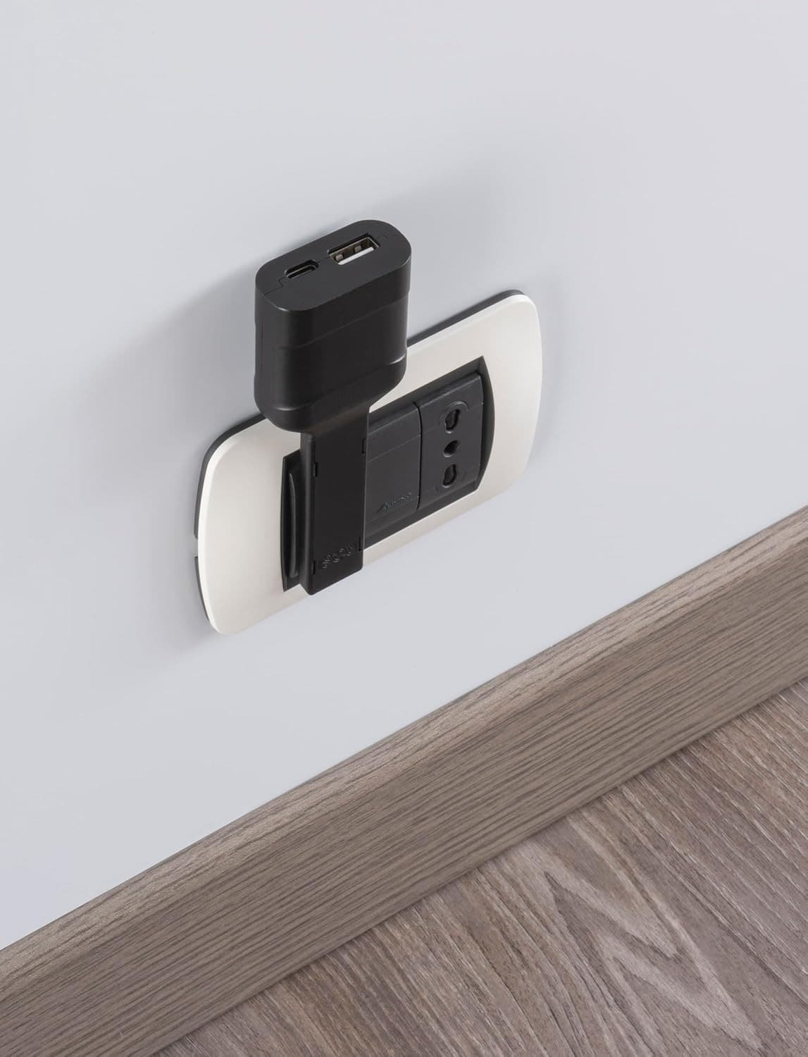 Spina Italiana Ultrapiatta USB tipo A e USB-C&trade 2P+T250V 10A 20W, Nero - 5