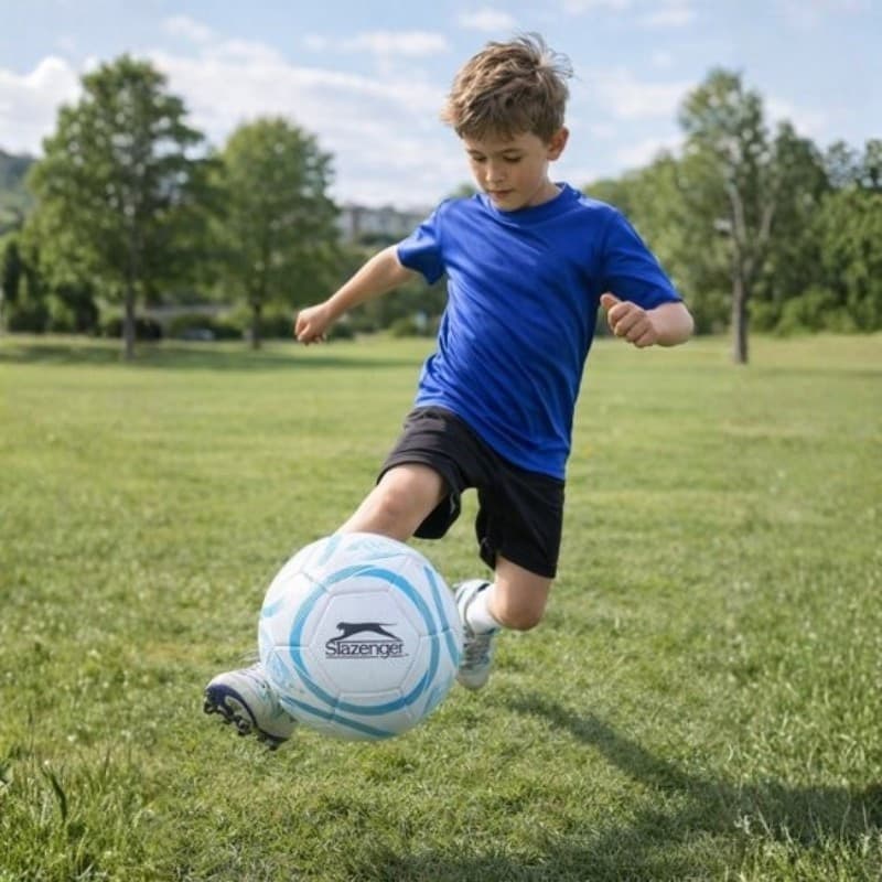 Slazenger - Pallone da allenamento a 32 pannelli, taglia 5 (bianco/blu) - 2