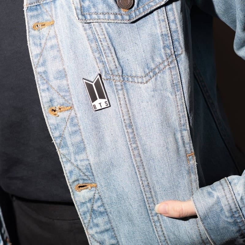 Spilla con logo in metallo dei BTS - 3