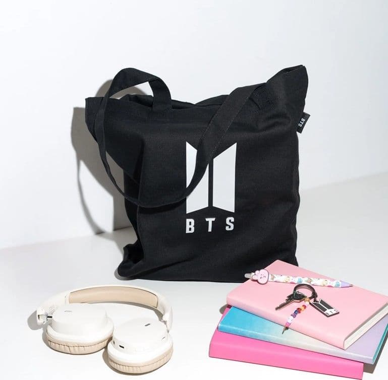 Borsa in tessuto stampato BTS con tracolla, 37,5 x 36 x 7 cm - 4