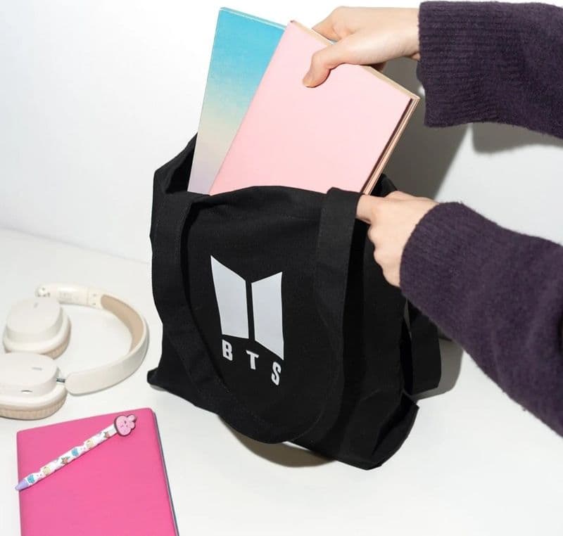 Borsa in tessuto stampato BTS con tracolla, 37,5 x 36 x 7 cm - 6