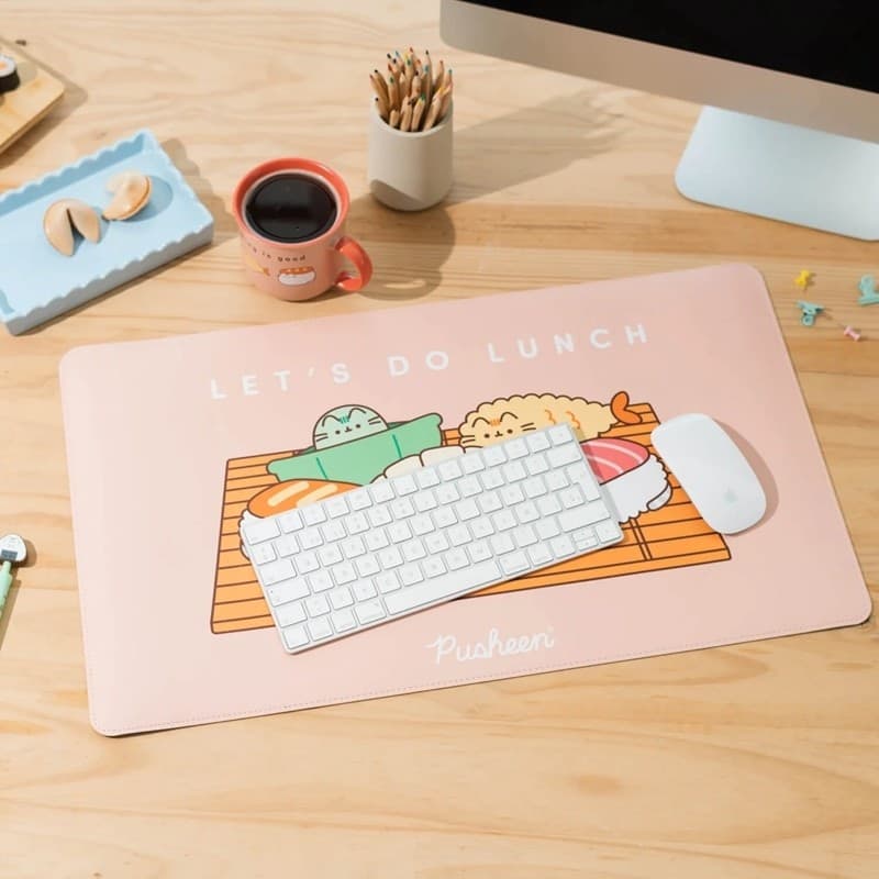 Pusheen - Tappetino da gioco/scrivania XXL in similpelle PU della collezione Sushi Roll (60 x 35 cm) - 3