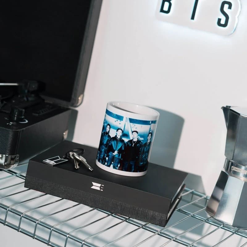 Tazza in ceramica BTS in confezione regalo da 350 ml (bianca) - 4