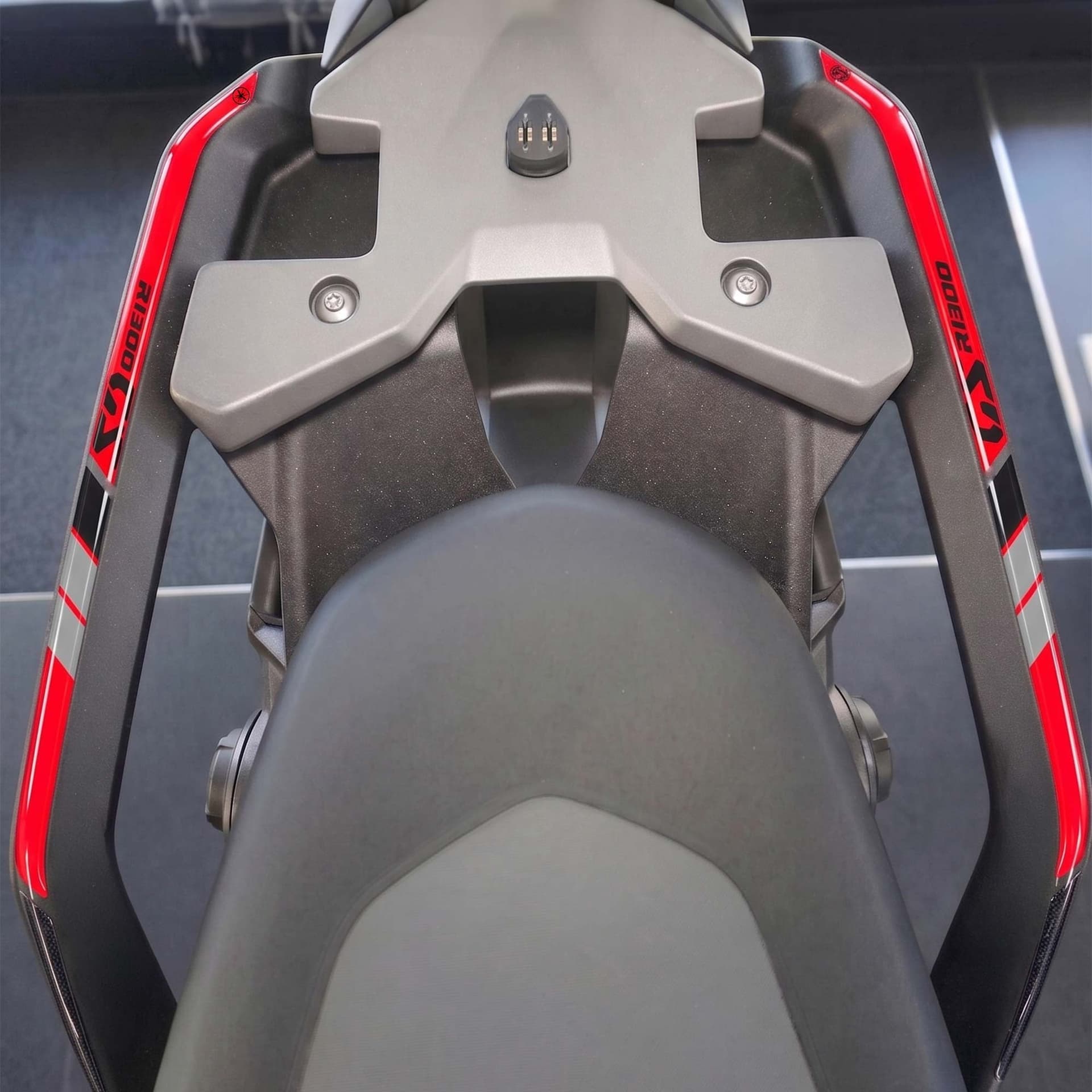 Adesivi 3D per Maniglie Bauletto moto compatibile con BMW R 1300 GS 2026 - 13