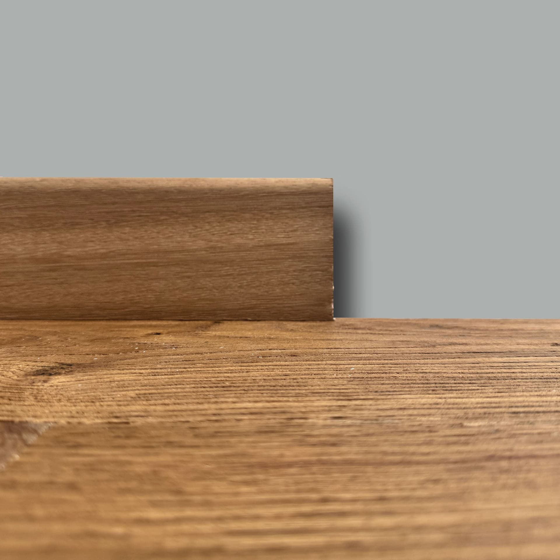 €1,89ml  ** FUORI TUTTO ** Lotti da 108 ml di Battiscopa in legno multistrato impiall. IROKO GREZZO 82x13mm - 2