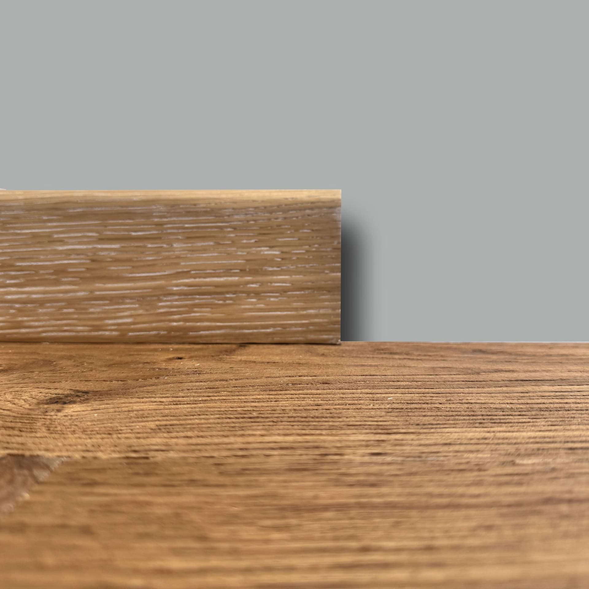 €1,69ml  ** FUORI TUTTO ** Lotti da 88 ml di Battiscopa in legno multistrato impiall. ROVERE DECAPATO  82x13mm - 2