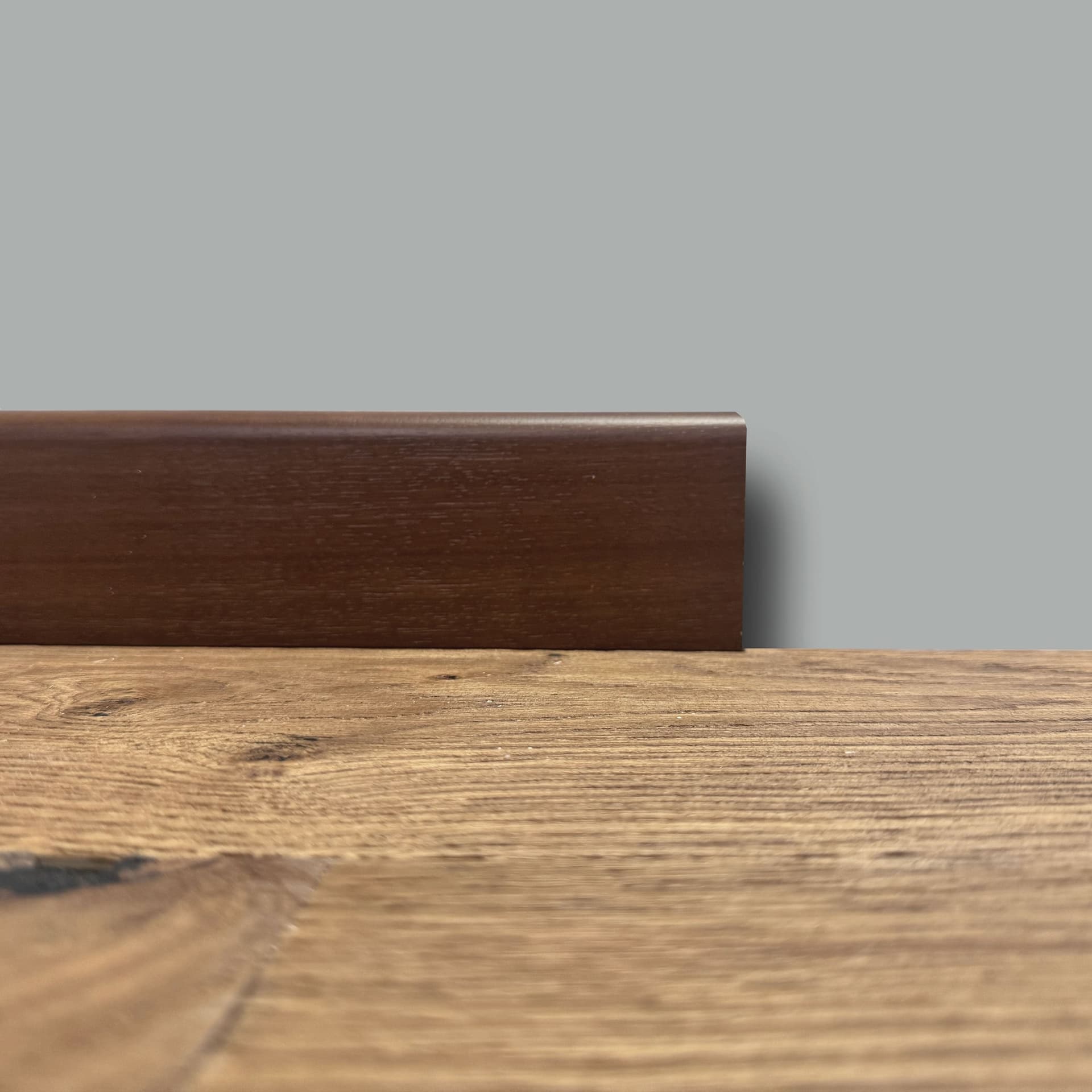 €2,49ml  ** FUORI TUTTO ** Lotti da 132 ml di Battiscopa in legno multistrato impiall. IROKO 82X13mm - 3